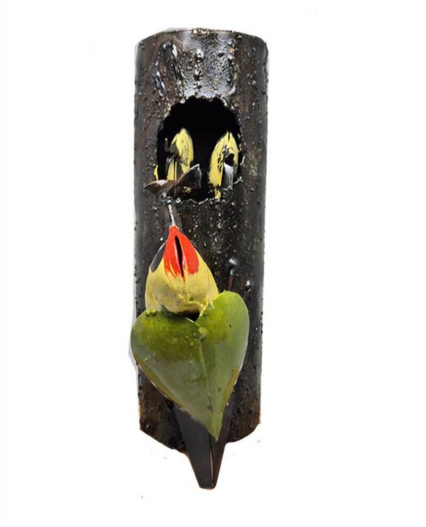 Spechten aan boomstam