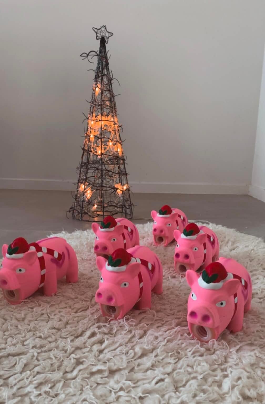 Hohoho, dit jaar zijn we er al vroeg bij 🎅  Deze lieve kerstvarkentjes zijn een echte aanrader, alle diertjes zijn er zot van 🐽 🐷 🎄  Voor amper €5 ! Stuur ons snel een Pb, stuur een mailtje of laat ons iets weten via mail ☎️