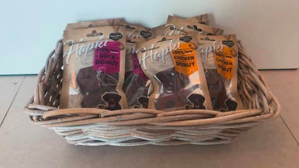 Vandaag zetten we ook ons assortiment beentjes erop 🦴  En we beginnen met de Duck en Chicken Donuts 🍩 je hondje zal hier volledig weg van zijn, althans de mijne zeker en vast, het zijn z’n favoriete 🤩  €12,50 voor 1 zakje