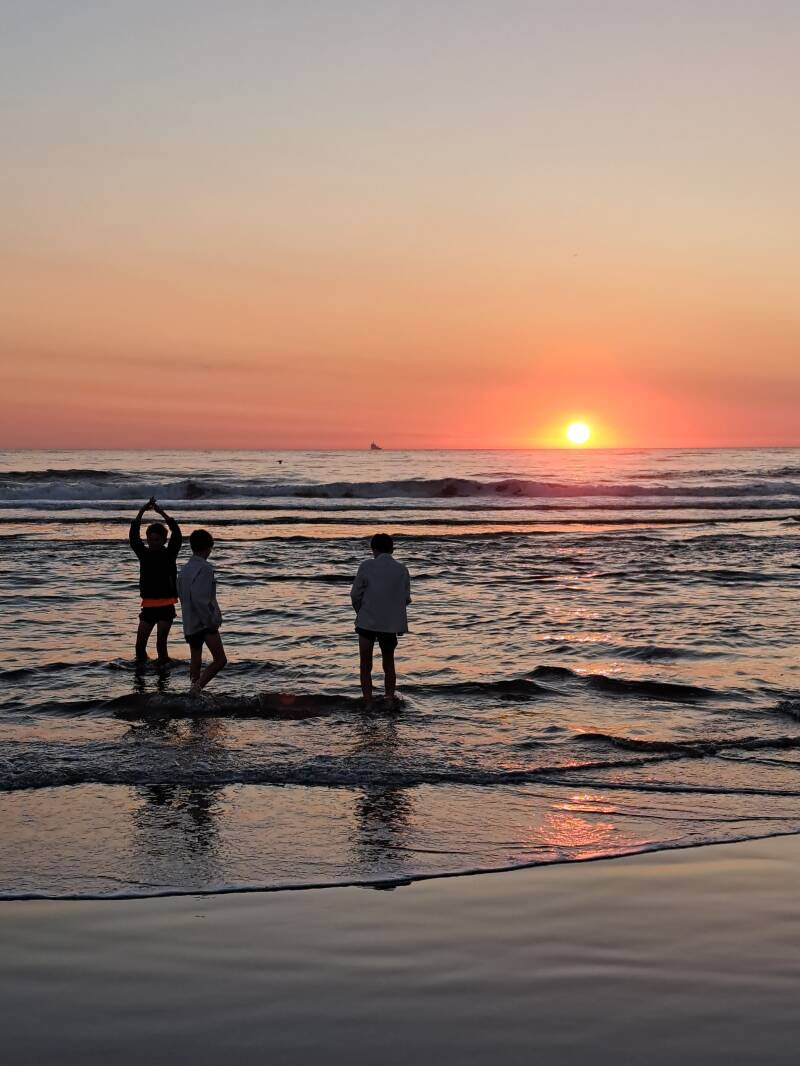 Jungs haben Spaß im Wasser in Holand