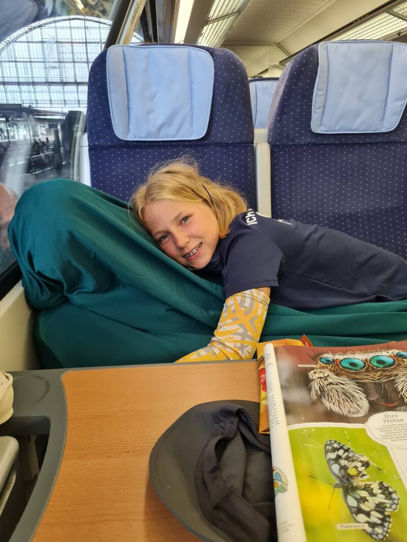 Radreisen mit Kindern Mädchen im Zug