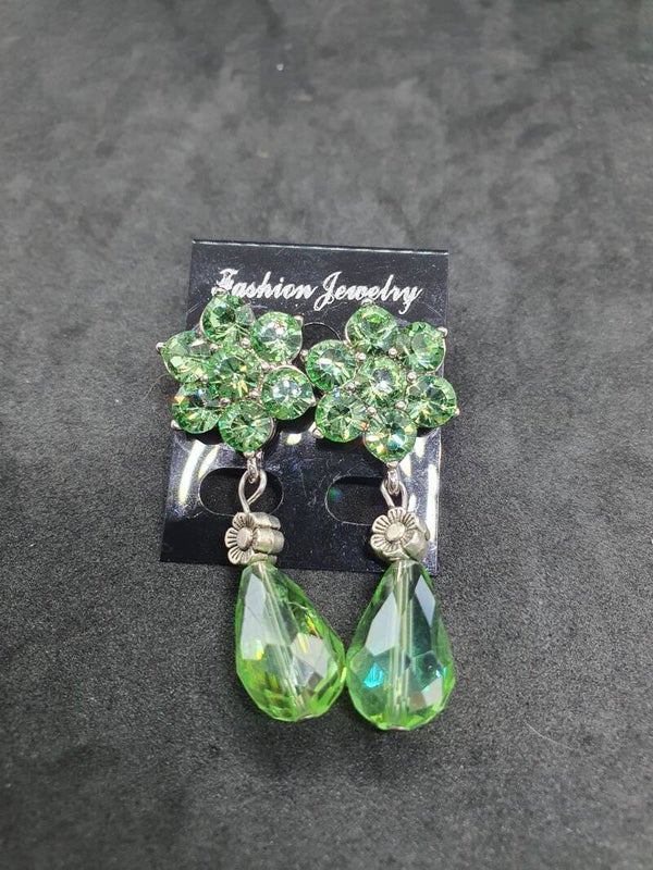 Groene bling bling oorbellen.