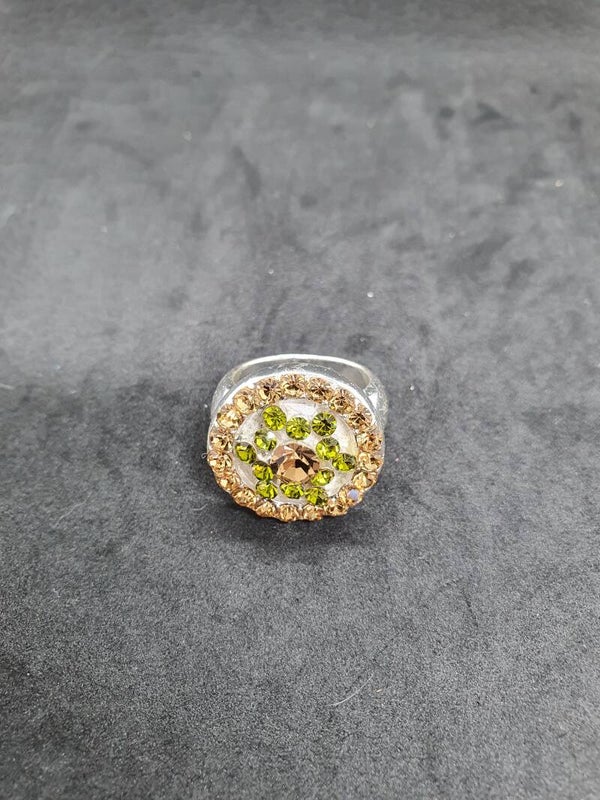 Ring met steentjes gekleurd
