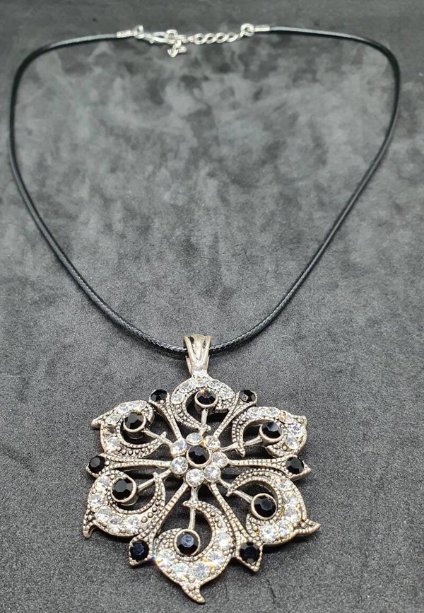 Mooie glimmende ketting m steentjes zwart/ zilver