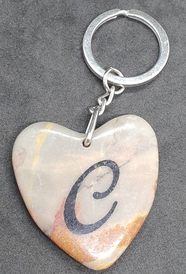 Marmeren hart met letter C