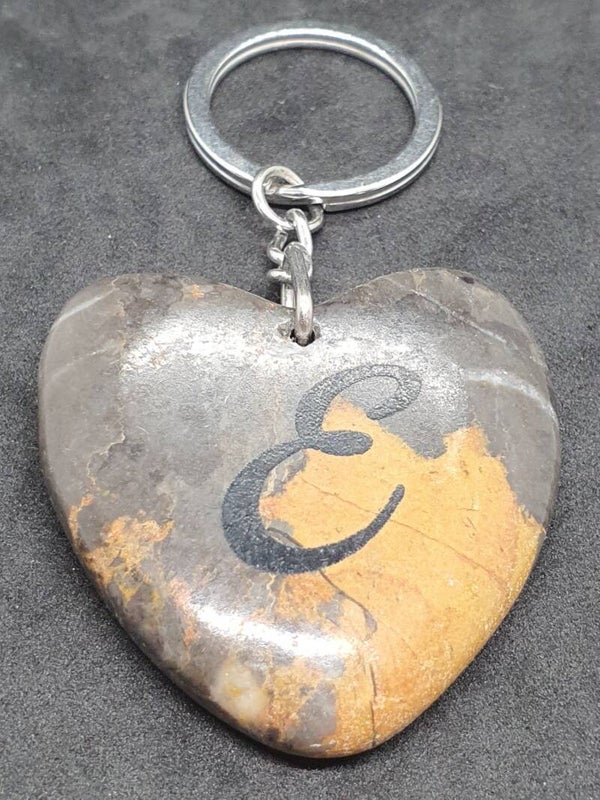 Marmeren hart met letter E