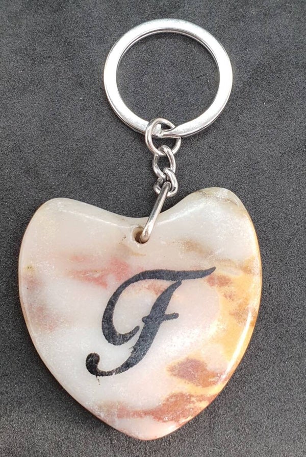 Marmeren hart met letter F