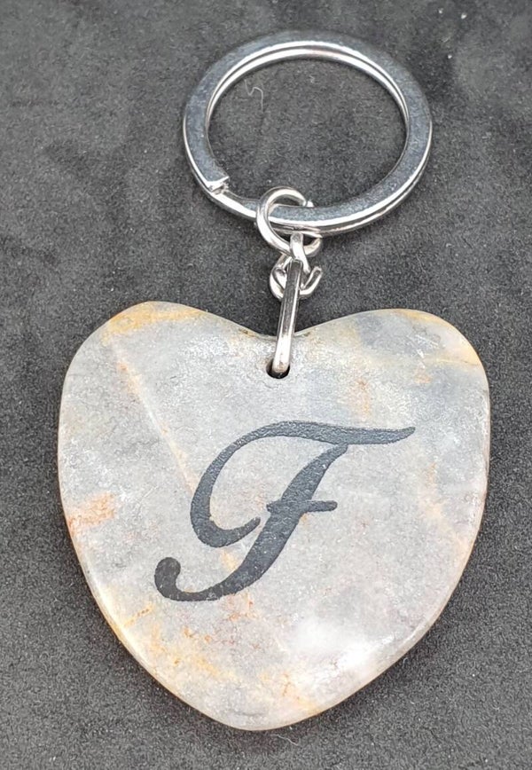 Marmeren hart met letter F