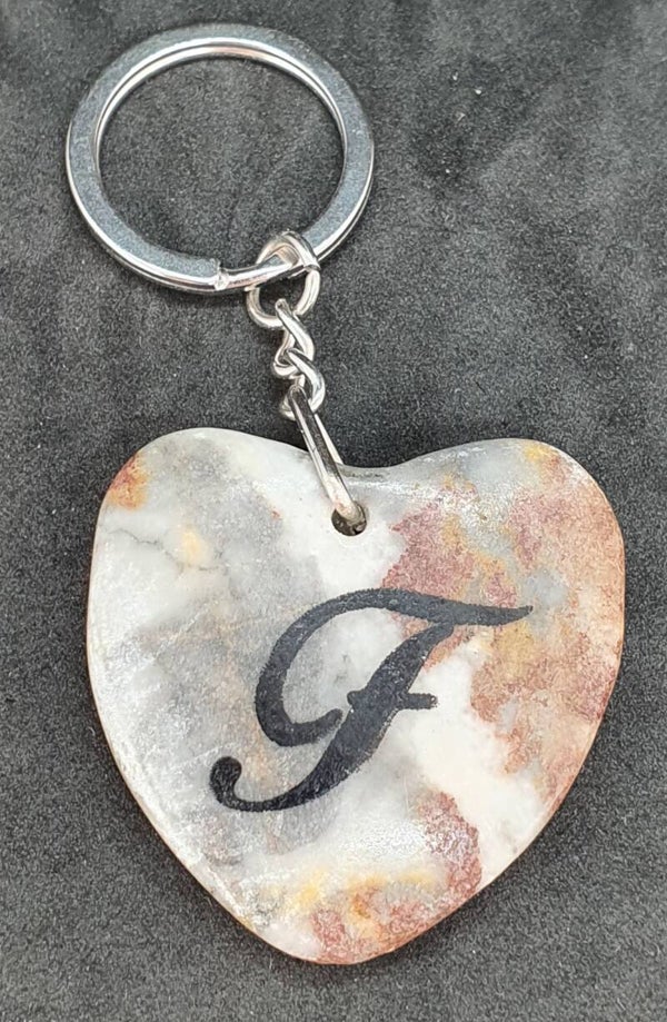 Marmeren hart met letter F