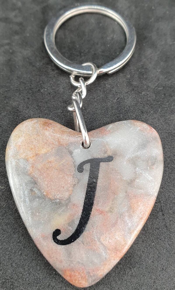 Marmeren hart met letter J