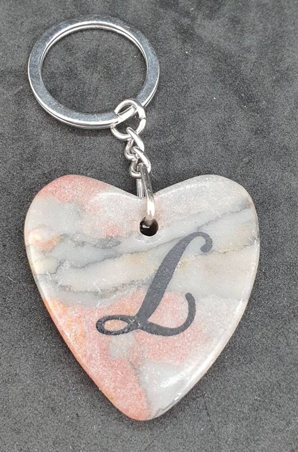 Marmeren hart met letter L