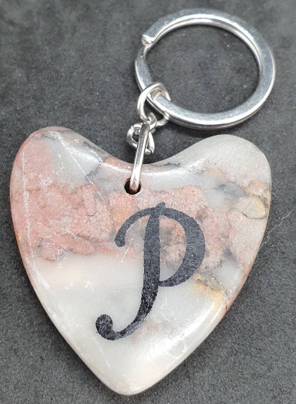 Marmeren hart met letter P