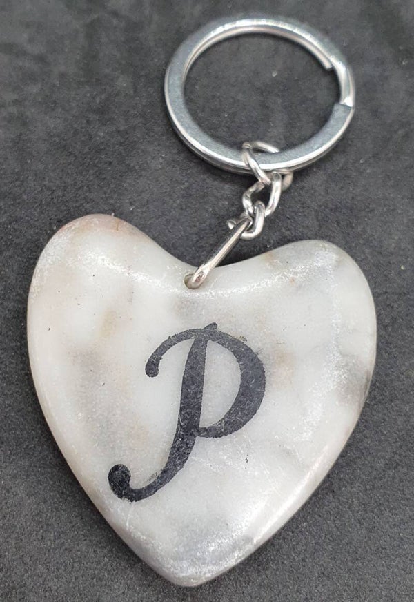Marmeren hart met letter P