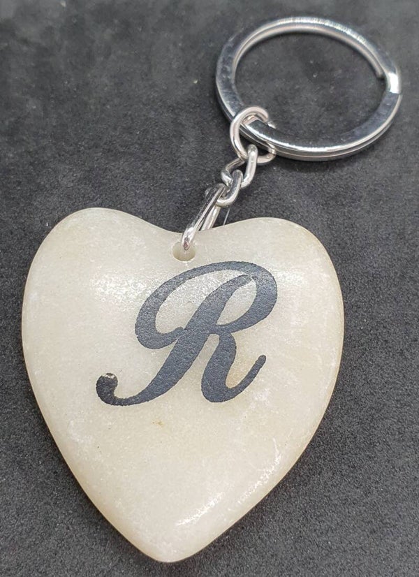 Marmeren hart met letter R
