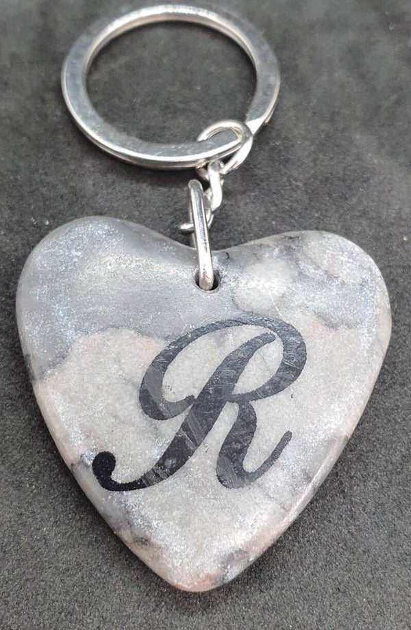 Marmeren hart met letter R
