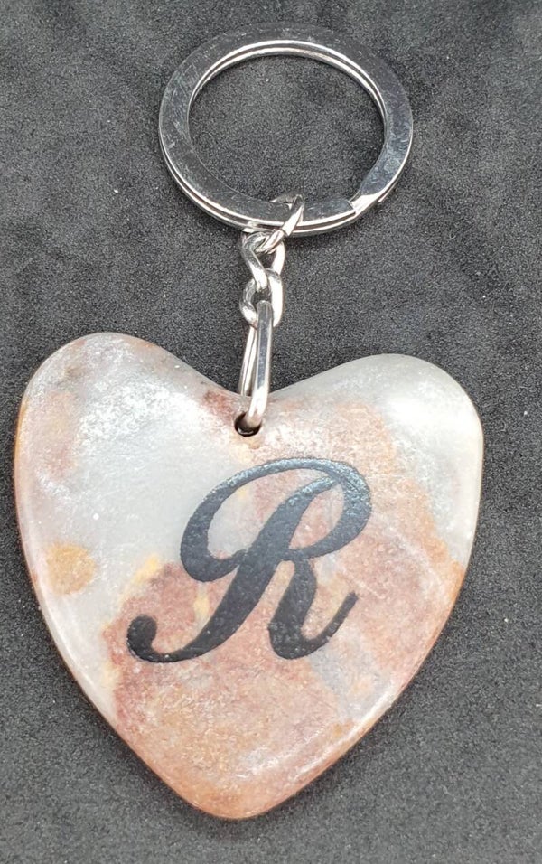 Marmeren hart met letter R