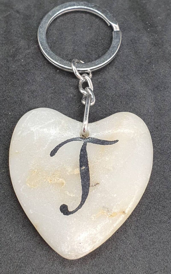 Marmeren hart met letter T