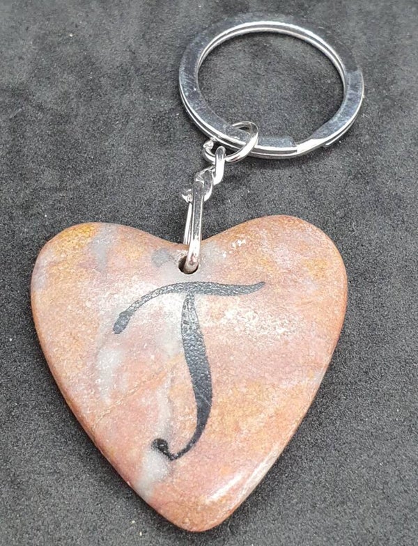 Marmeren hart met letter T