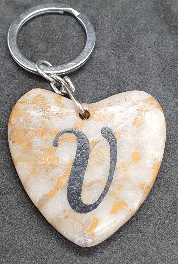 Marmeren hart met letter V