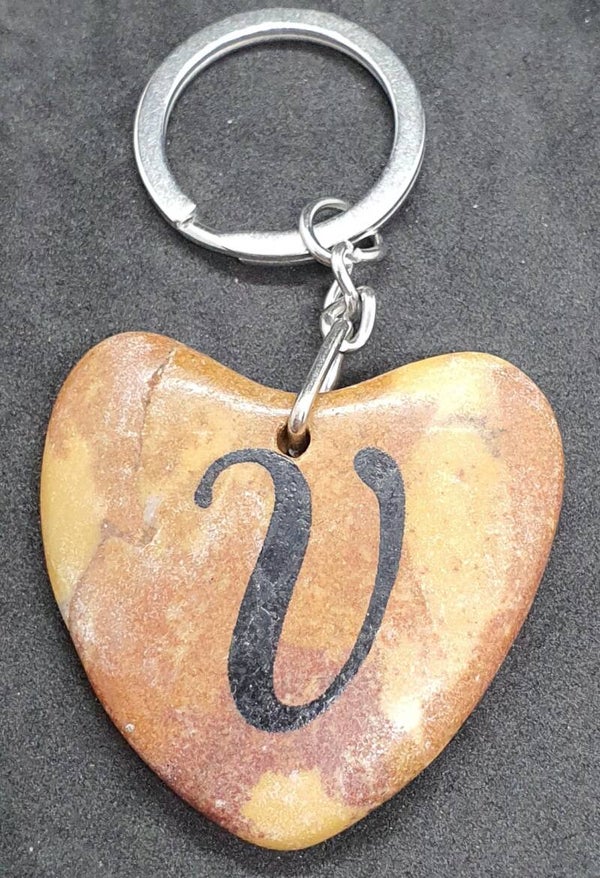 Marmeren hart met letter V