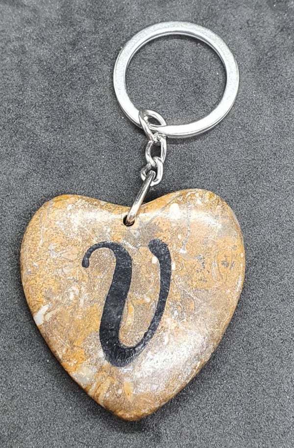 Marmeren hart met letter V