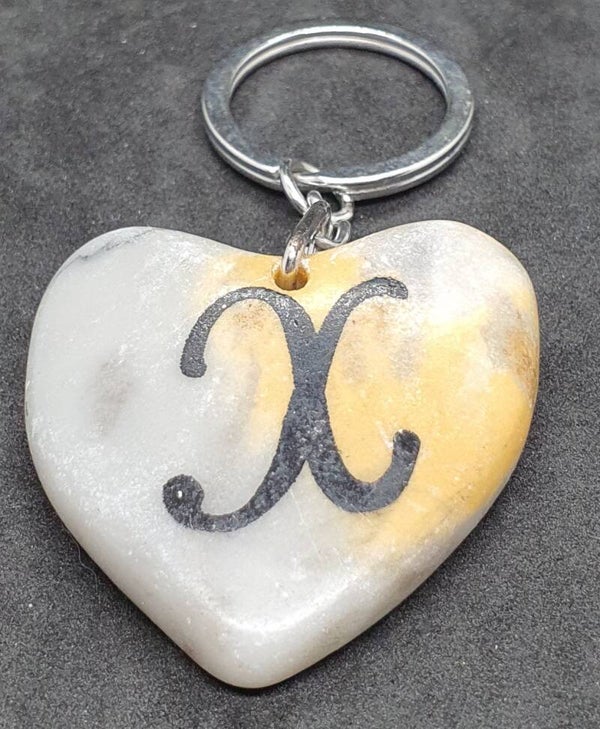 Marmeren hart met letter X
