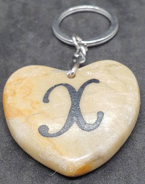 Marmeren hart met letter X