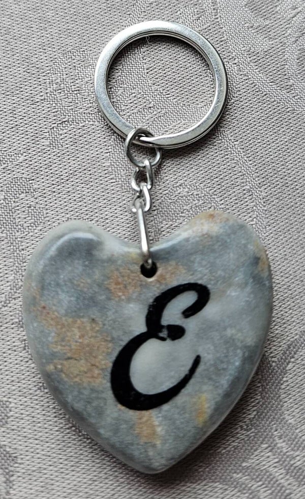 Marmeren hart met letter E