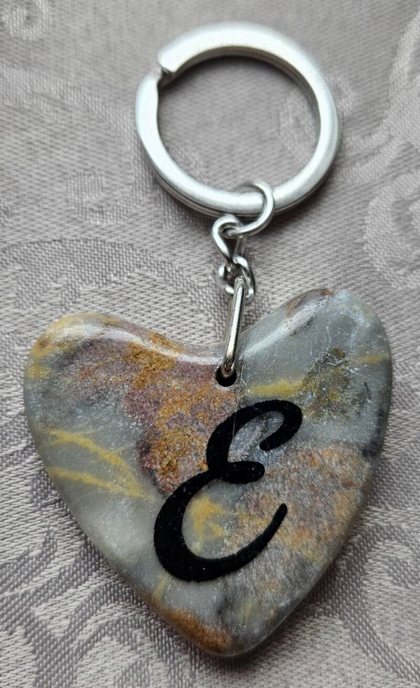 Marmeren hart met letter E