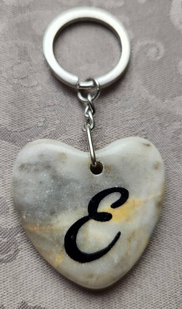 Marmeren hart met letter E
