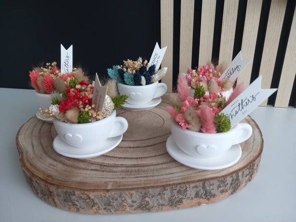 Gevulde kopjes met droogbloemen