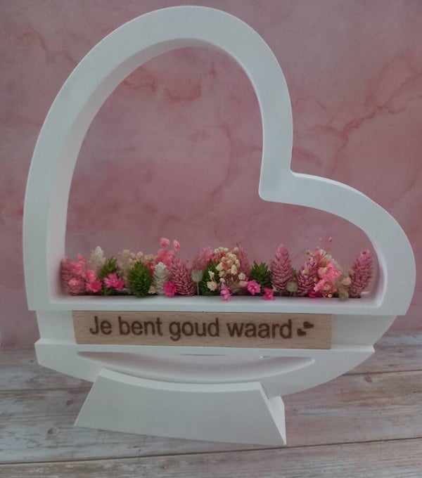 Hart van porseleingips gevuld met droogbloemen en tekst