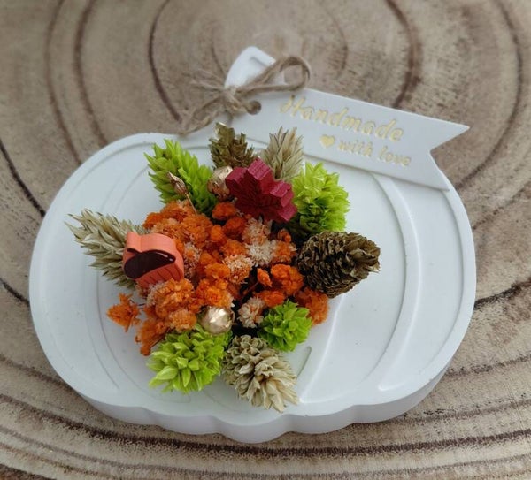 Decoratie stuk pompoen gevuld met droogbloemen