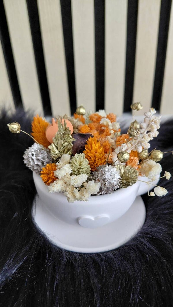 Opgevulde kopje met droogbloemen
