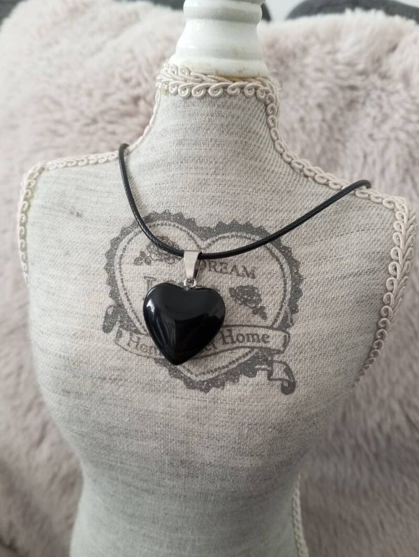Collier en fil de cuir et petit cœur en perle de verre