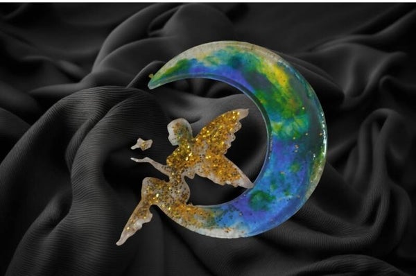 Lune en résine époxy et sa petite fée
