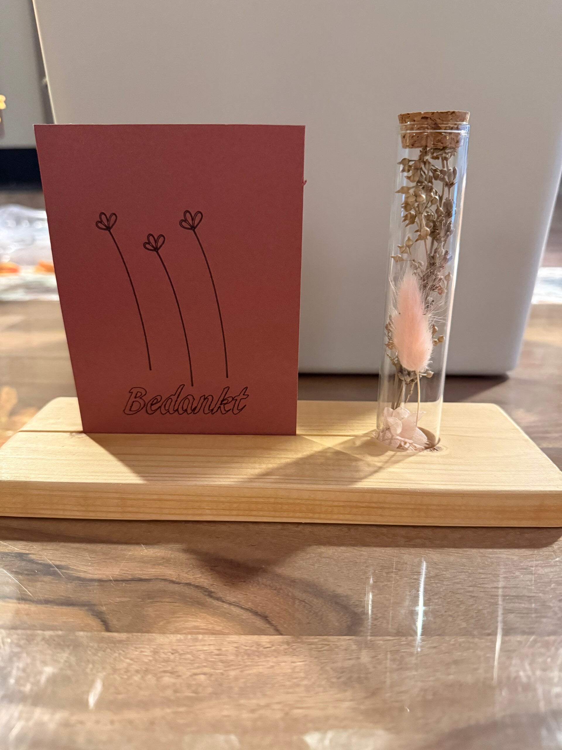 staander met glas en kaartje 'Bedankt'