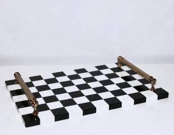 Luxuriöses Marmor-Serviertablett im Schachbrett-Design mit goldenen Griffen – Exklusives Serviertablett aus Naturmarmor