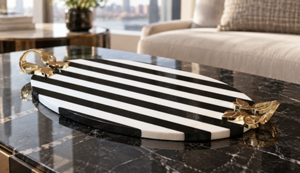 Elegantes Design Tablett mit Schwarz-Weißem Streifenmuster und Goldenen Griffen