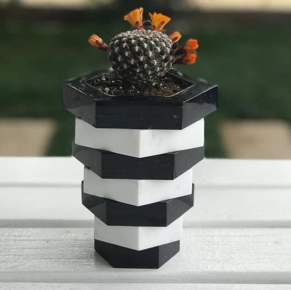 Geometrischer designer Marmor-Blumentopf in Schwarz-Weiß