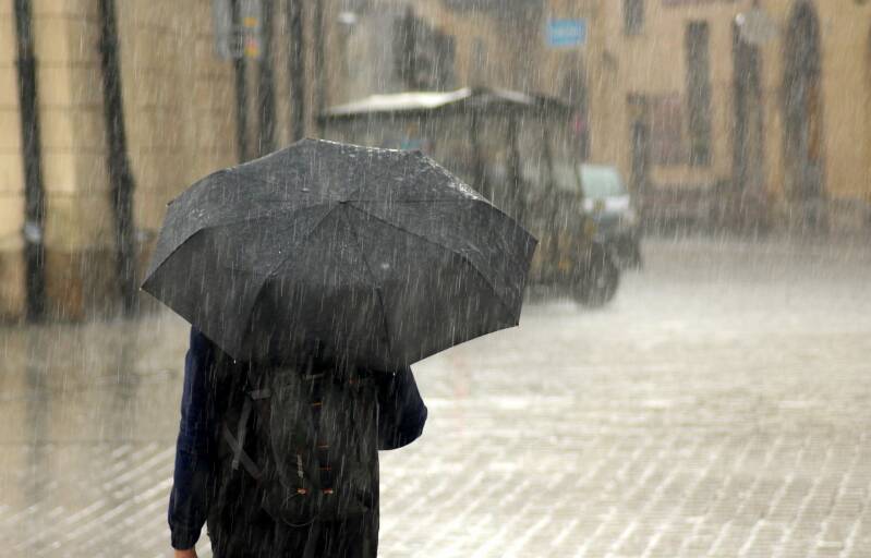 https://pixabay.com/de/photos/regen-regenschirm-mann-platzregen-3518956/