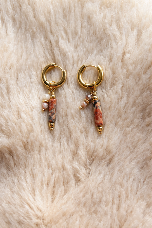 Oorbellen met stenen bedel