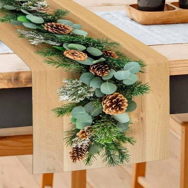 Tafelloper met groene dennentakken