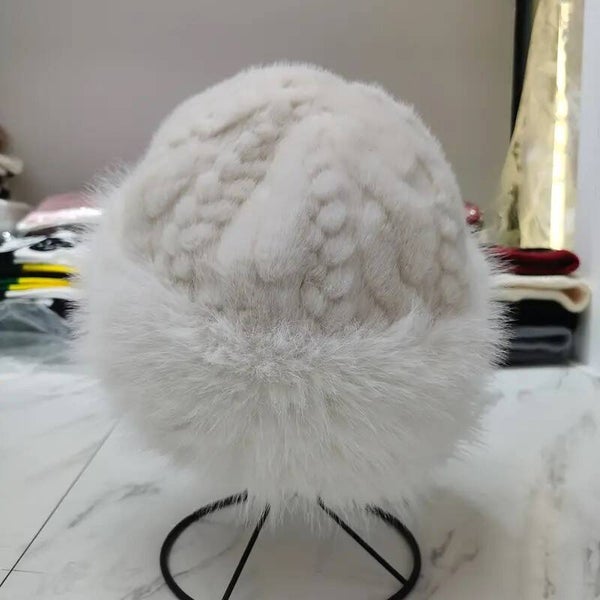 Elegante breipatroon muts ecru-wit