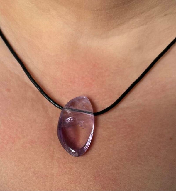 Pendentif améthyste avec son cordon cuir