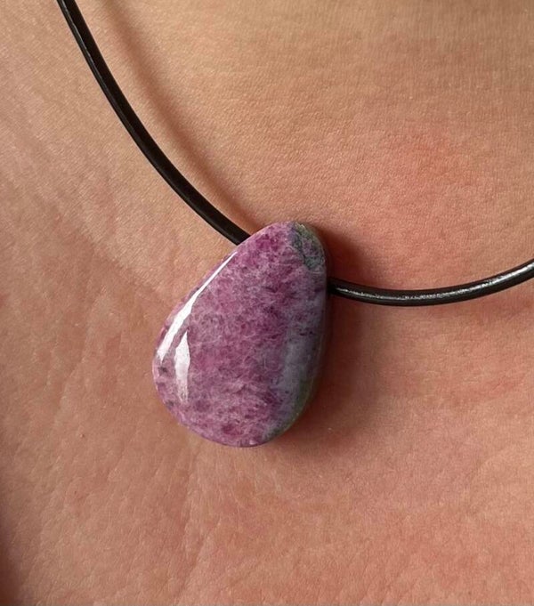 Pendentif rubis sur zoïsite 2