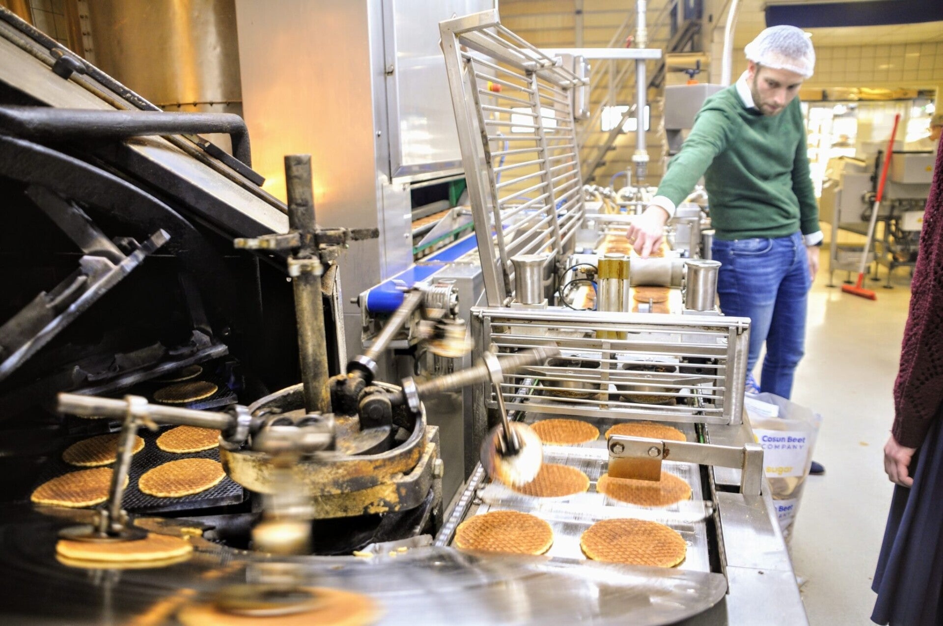 Ambachtelijke productie van stroopwafels bij Markus & Markus in Waddinxveen, waar de verse wafels met stroop worden bereid.
