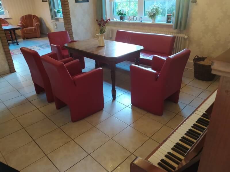 https://gemeinsames-abendessen-im-esszimmer-vorm-kamin