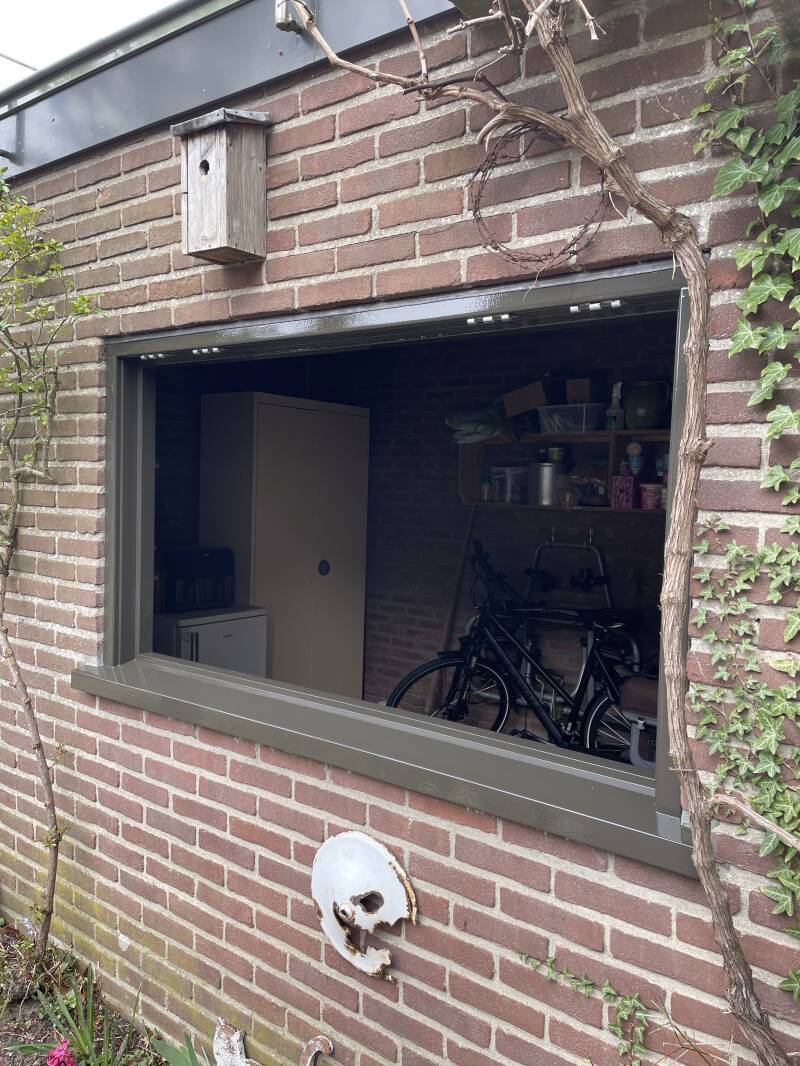 Raamkozijn van een woning schilderen, Nijkerk