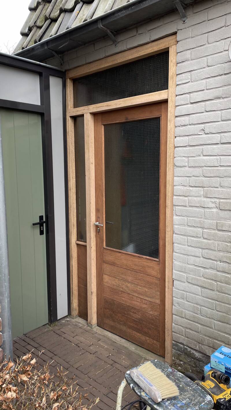 oude laklaag verwijderd deur en kozijn